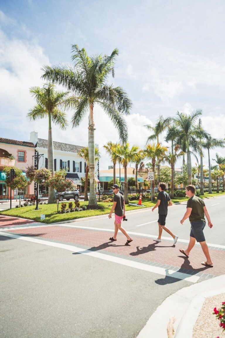 Florida college students walking on campus — Bright Futures Scholarship guide 2026